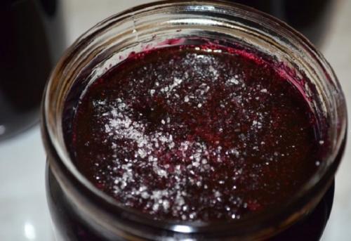 Черника с сахаром в морозилке. Что можно сделать?