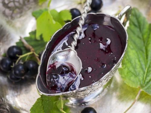 Черника с сахаром в морозилке. Что можно сделать?