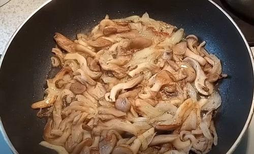 Жареные вешенки. Вешенки с луком, жареные на сковороде — 6 вкусных рецептов