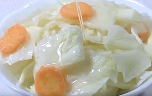 Квашеная капуста в банке с рассолом. Соленая капуста в рассоле кусочками в банках (получается очень вкусная и хрустящая)