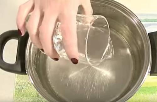 Квашеная капуста в банке с рассолом. Соленая капуста в рассоле кусочками в банках (получается очень вкусная и хрустящая)