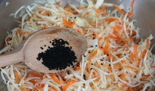 Квашеная капуста быстрого приготовления хрустящая и сочная. Вкусная квашеная капуста быстрого приготовления