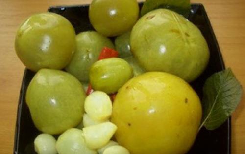 Как хранить приготовленные зеленые помидоры с чесноком. Зелёные помидоры на зиму, фаршированные чесноком