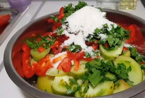 Можно ли заготовить салат из зеленых помидоров с зеленью и чесноком на зиму. Как приготовить очень вкусный салат из зеленых помидор на зиму без стерилизации