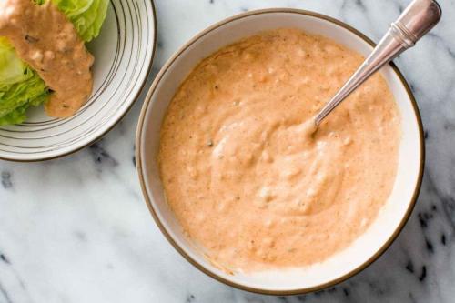 Какой соус лучше всего подходит для салата из зеленых помидоров с зеленью и чесноком. 20 заправок, которые сделают салат незабываемым