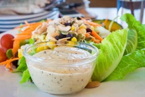 Какой соус лучше всего подходит для салата из зеленых помидоров с зеленью и чесноком. 20 заправок, которые сделают салат незабываемым