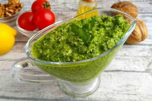 Какой соус лучше всего подходит для салата из зеленых помидоров с зеленью и чесноком. 20 заправок, которые сделают салат незабываемым