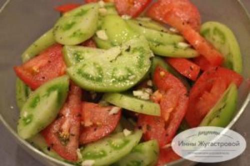 Какие ингредиенты необходимы для приготовления быстромаринованных зеленых помидоров. Быстрые маринованные зеленые помидоры, простой салат и пикантная закуска