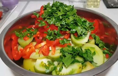 Можно ли заготовить салат из зеленых помидоров с зеленью и чесноком на зиму. Как приготовить очень вкусный салат из зеленых помидор на зиму без стерилизации