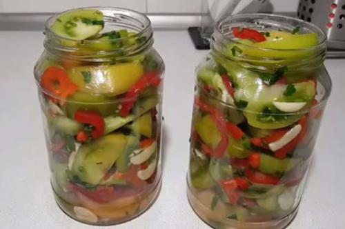 Можно ли заготовить салат из зеленых помидоров с зеленью и чесноком на зиму. Как приготовить очень вкусный салат из зеленых помидор на зиму без стерилизации