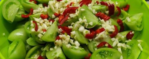 Как лучше подавать закуску из зелёных помидоров с чесноком. Зеленые помидоры с чесноком