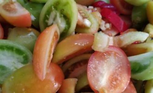 Как лучше подавать закуску из зелёных помидоров с чесноком. Зеленые помидоры с чесноком