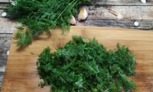 Как лучше подавать закуску из зелёных помидоров с чесноком. Зеленые помидоры с чесноком