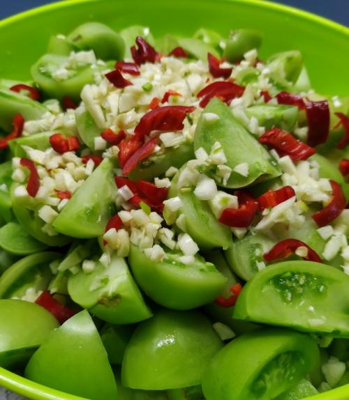 Как лучше подавать закуску из зелёных помидоров с чесноком. Зеленые помидоры с чесноком