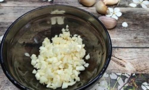 Как лучше подавать закуску из зелёных помидоров с чесноком. Зеленые помидоры с чесноком