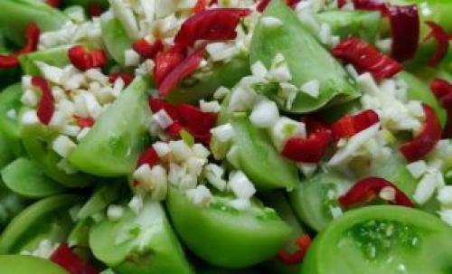 Как лучше подавать закуску из зелёных помидоров с чесноком. Зеленые помидоры с чесноком