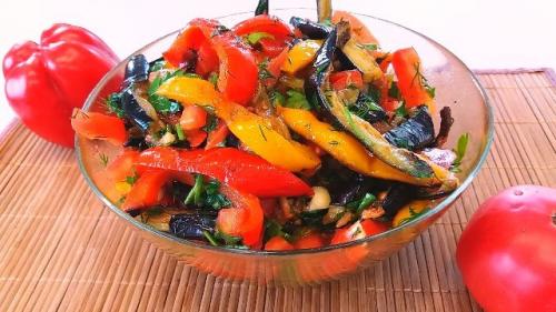 Салат на зиму из баклажанов, сладких перцев и помидоров. 15 вкусных салатов из баклажанов на зиму: самые лучшие и простые рецепты