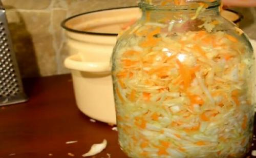 Квашеная капуста в банке в рассоле. Приготовление