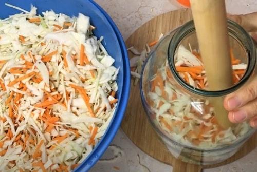 Квашеная капуста в трехлитровой банке без сахара. Квашеная капуста без соли и сахара — классические рецепты