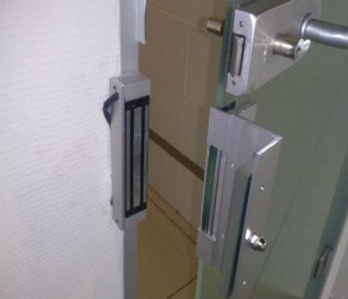 Как работает магнитный замок на тамбурной двери Как работает магнитный замок на тамбурной двери